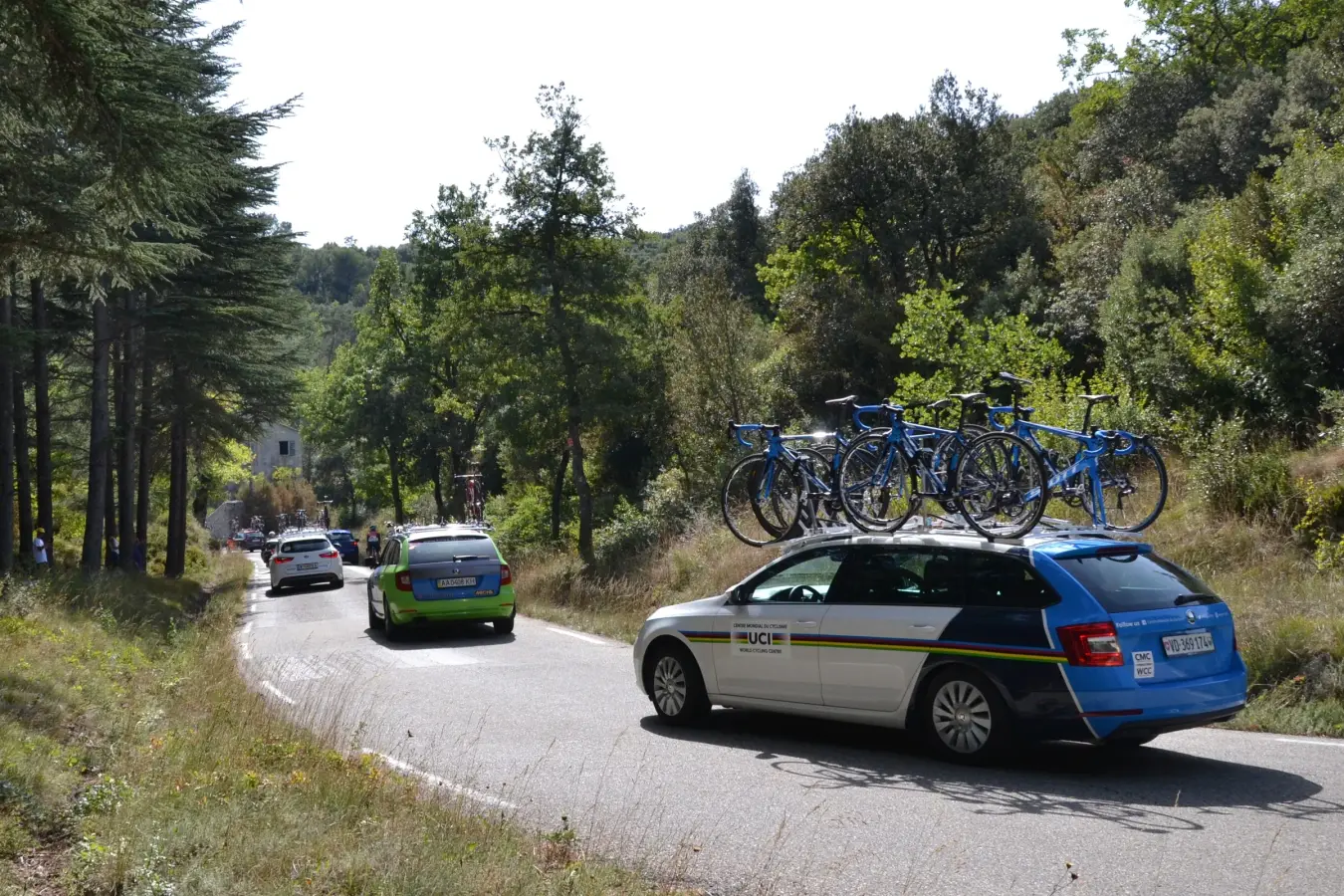 UCI race support vehicles carrying bicycles