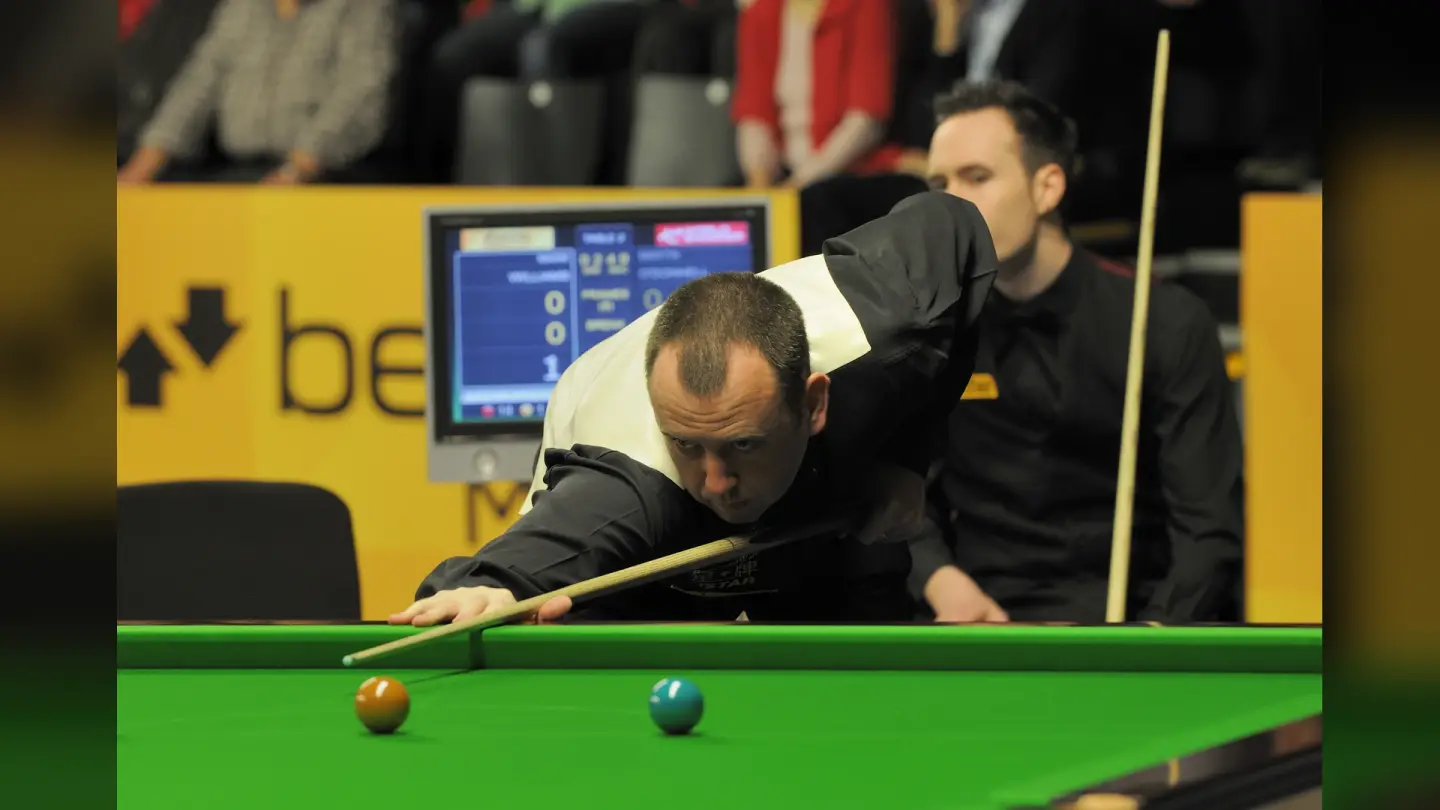 Mark Williams playing snooker