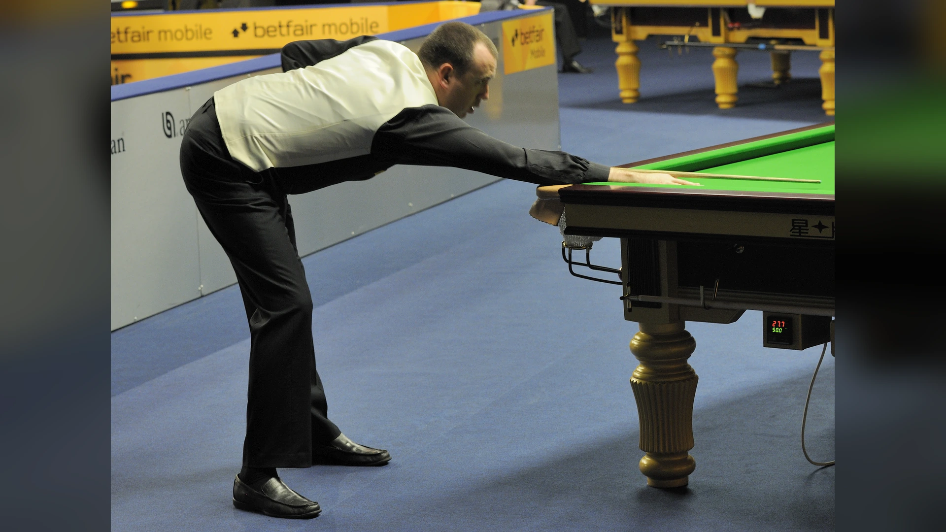 Mark Williams at the snooker table