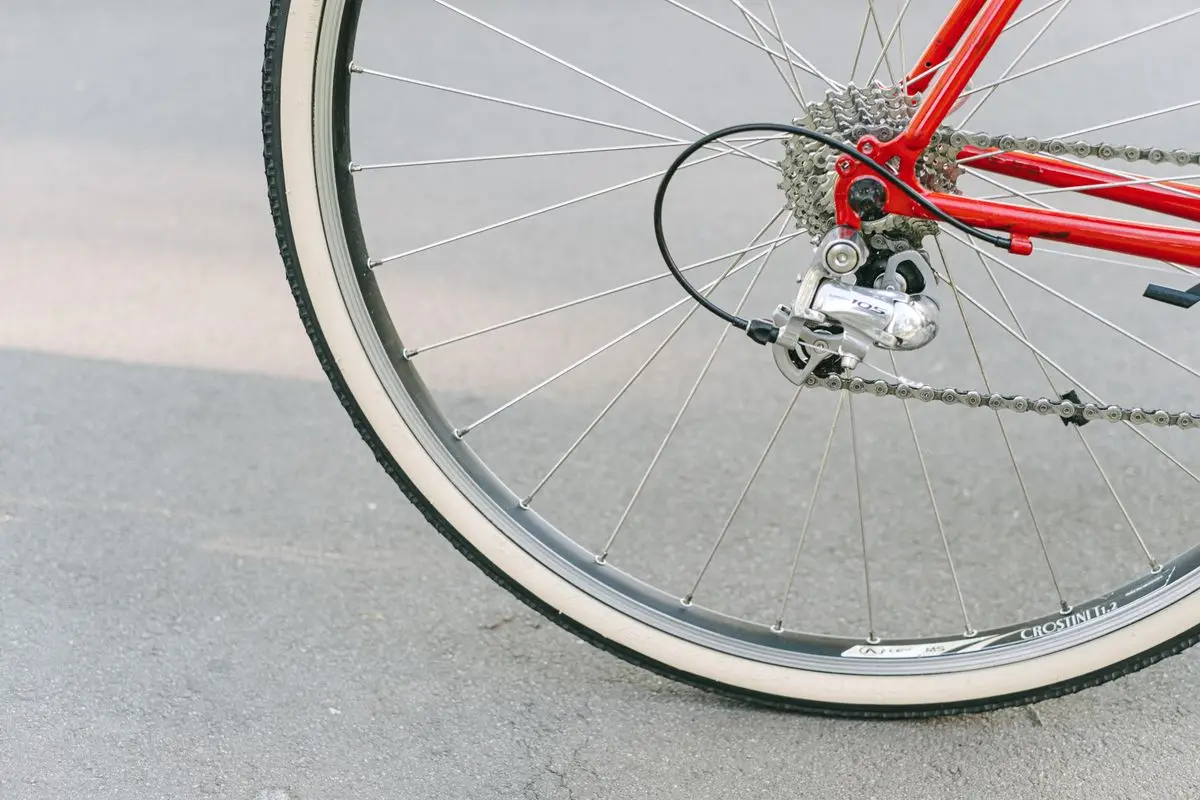 Road bicycle rear wheel, chain and gears