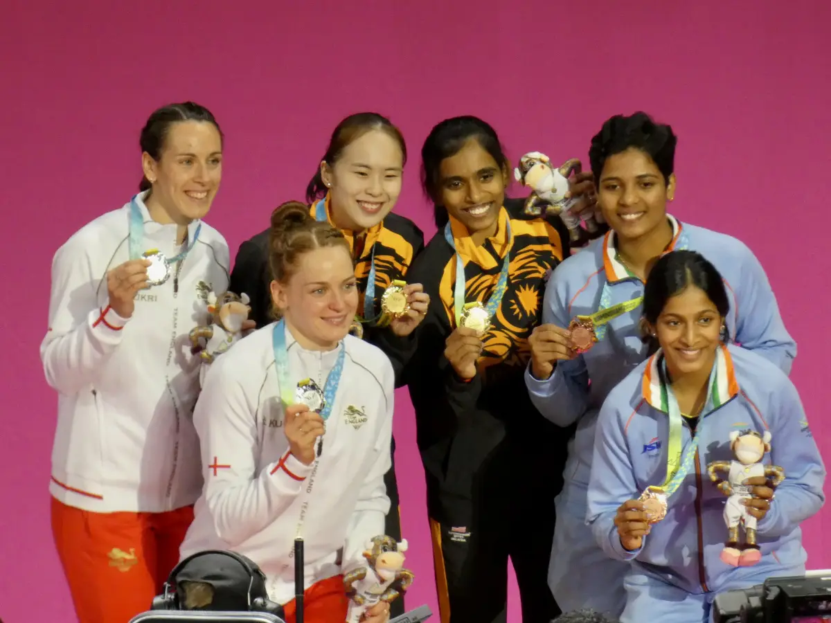 Pearly Tan and Thinaah Muralitharan with badminton doubles medallists at the 2022 Commonwealth Games