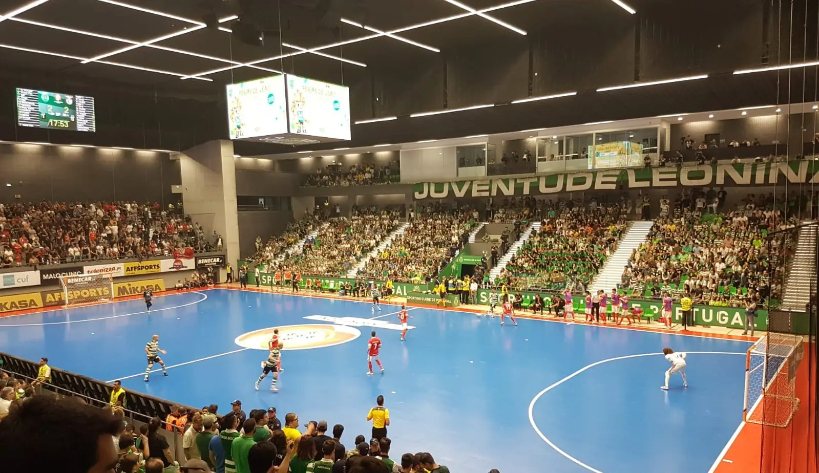Sporting and Benfica playing futsal at Pavilhão João Rocha in the 2017–18 season