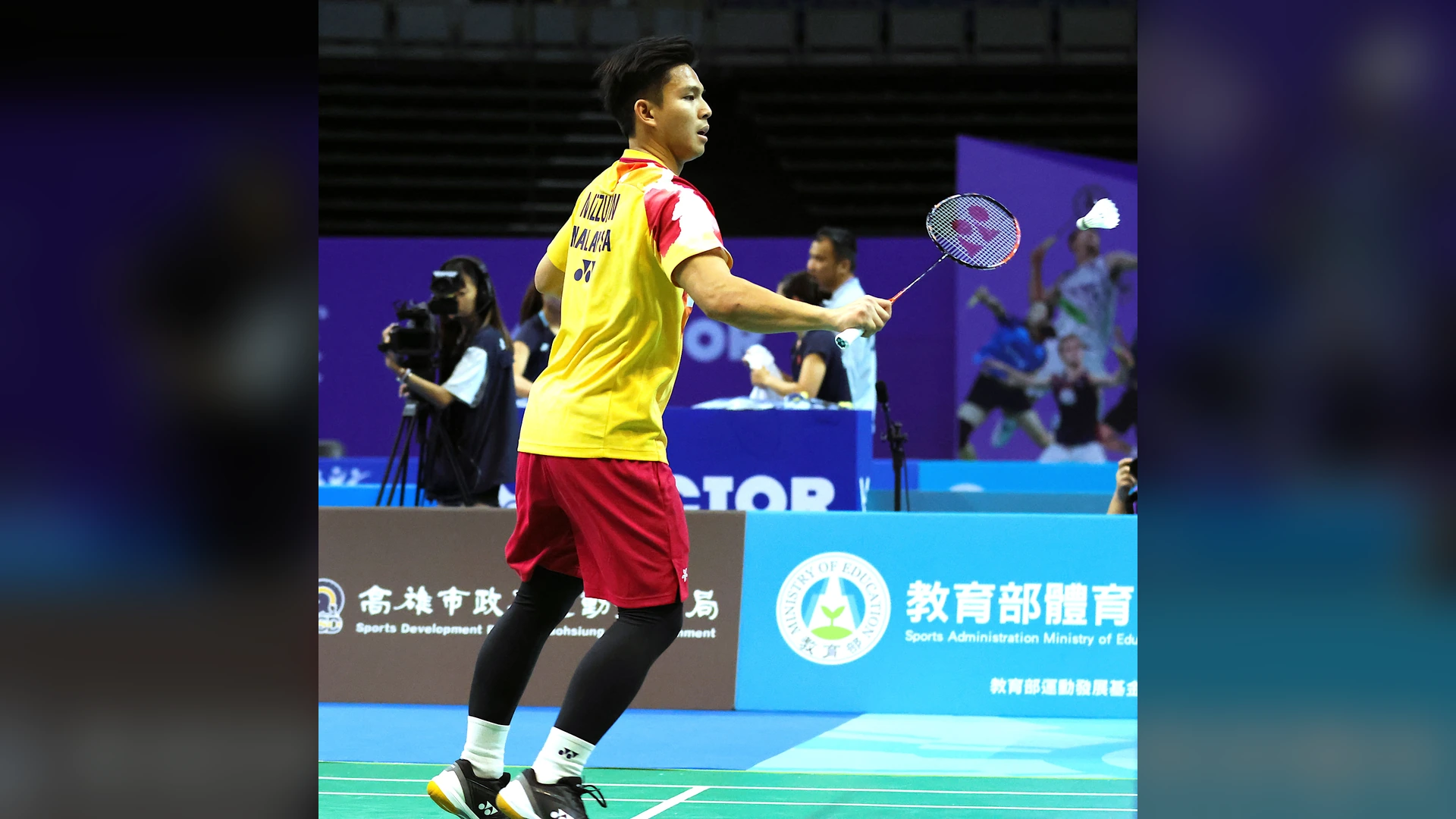Nur Izzuddin in badminton action