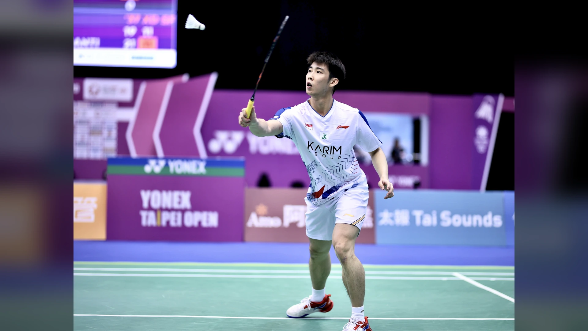 Loh Kean Yew in badminton action