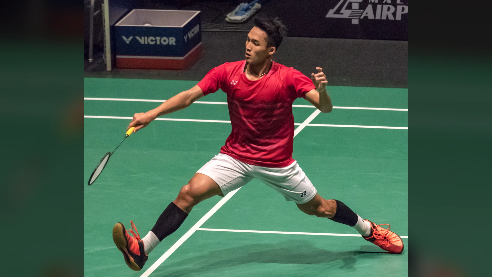Jonatan Christie playing badminton