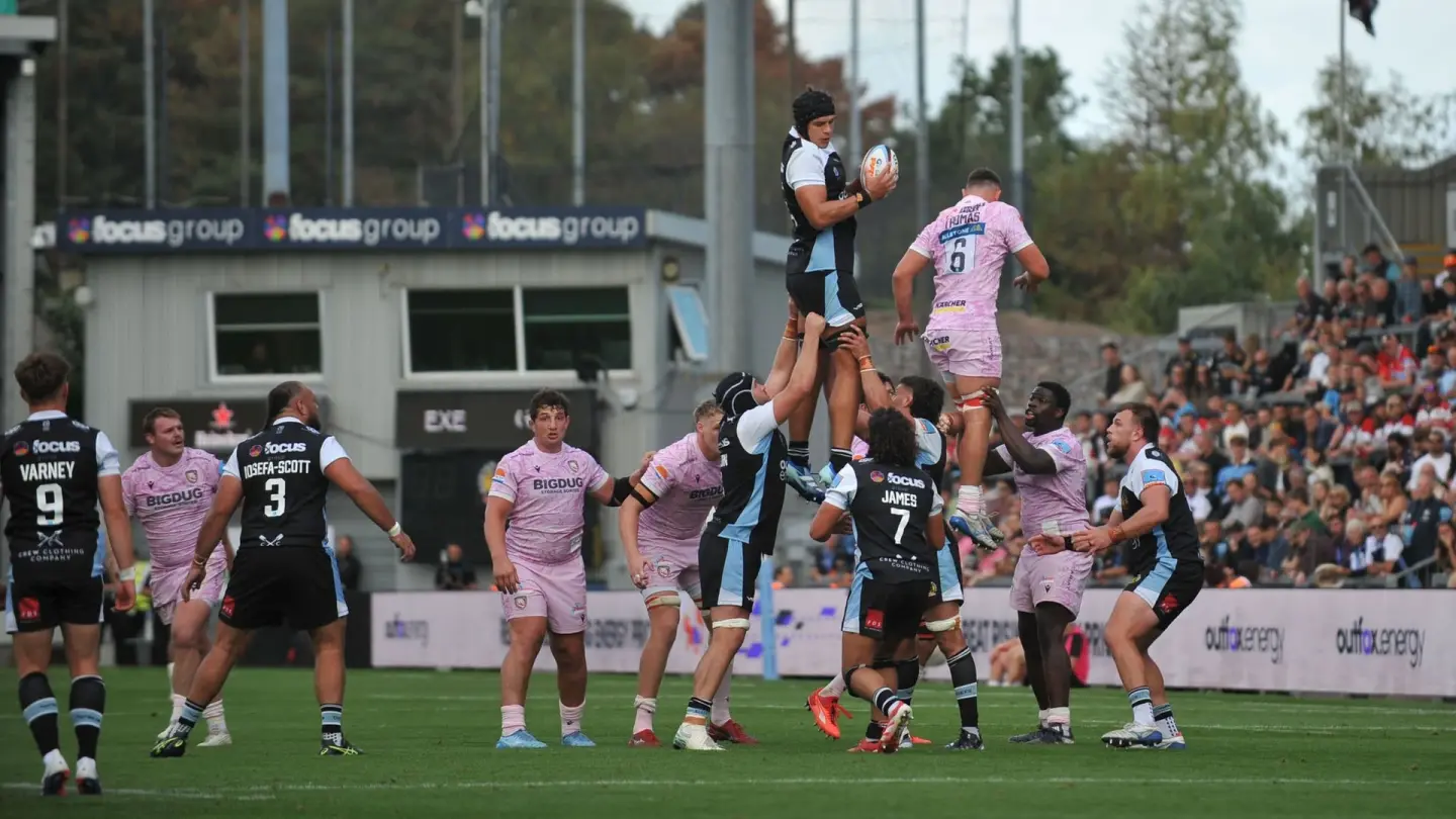 Gloucester and Exeter contest a lineout