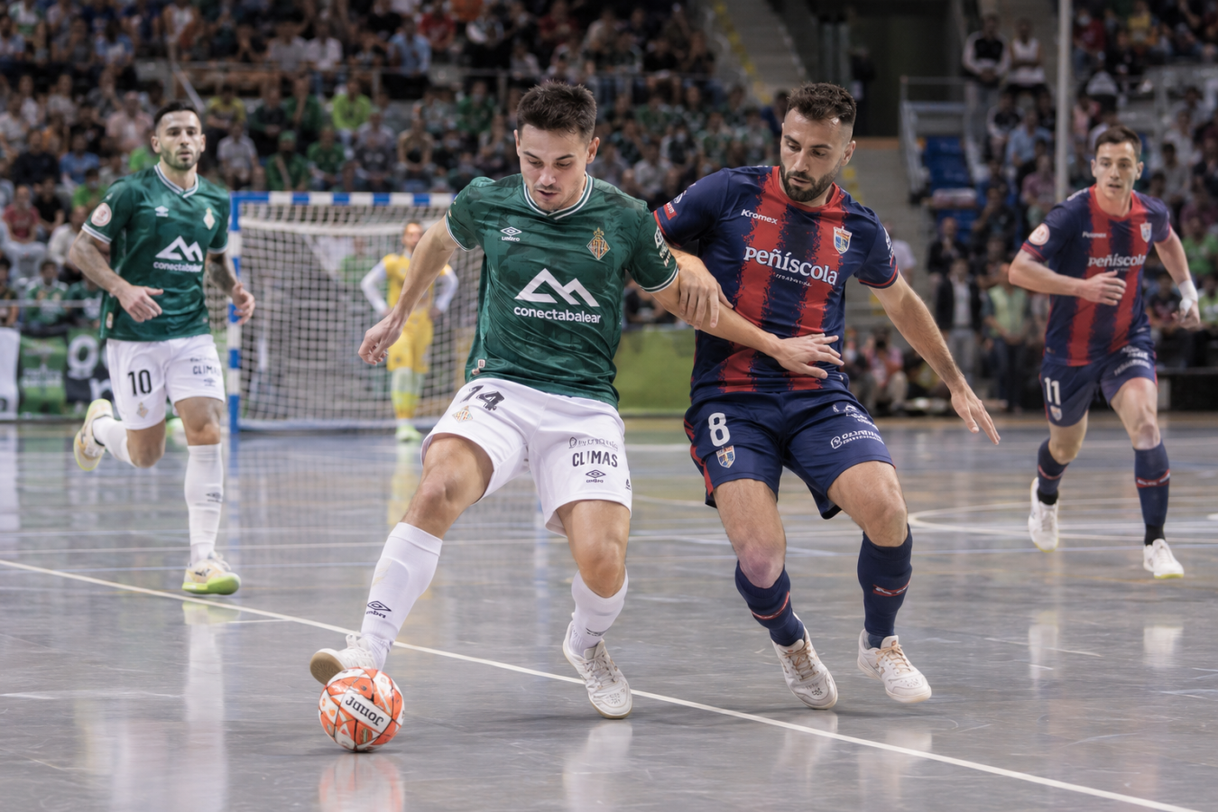 Palma Futsal and Peñíscola players contesting the ball