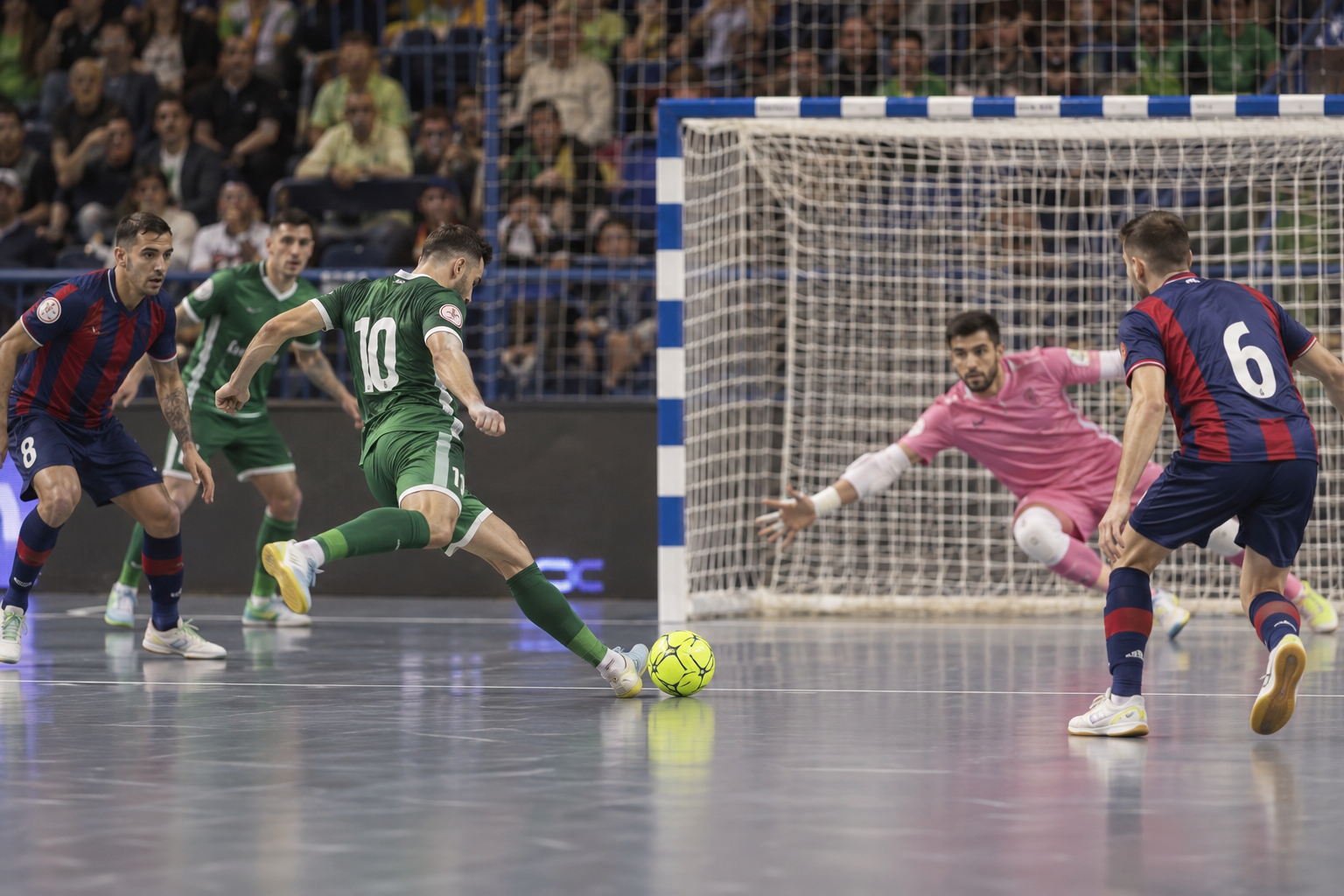 Palma Futsal attacking against Peñíscola near goal