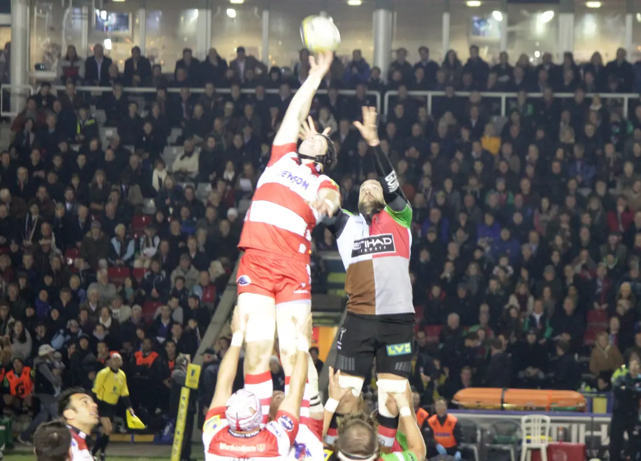 Harlequins and Gloucester contesting a Premiership lineout