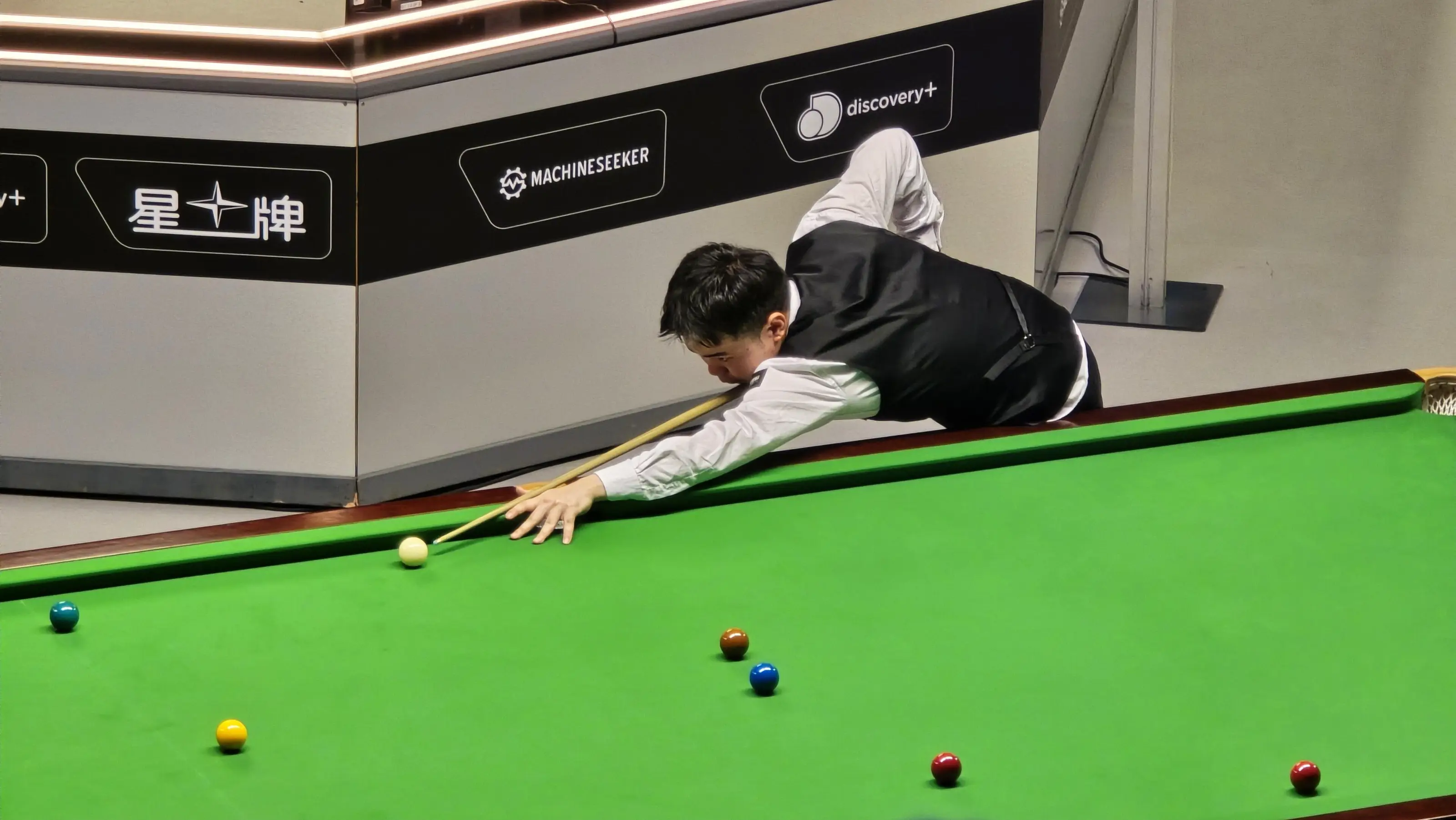 Yuan Sijun competing at a professional snooker tournament