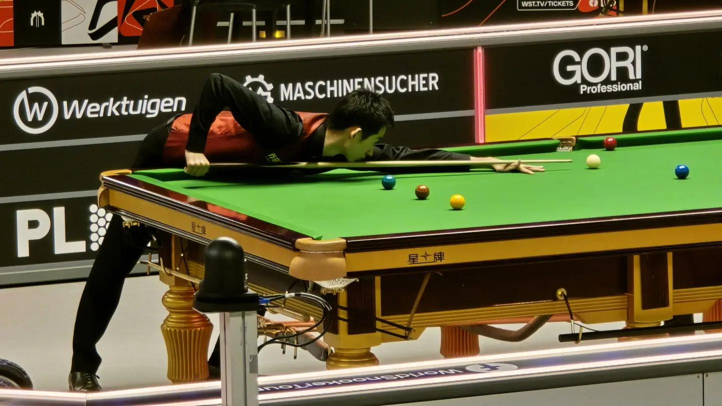 Wu Yize competing at a professional snooker tournament