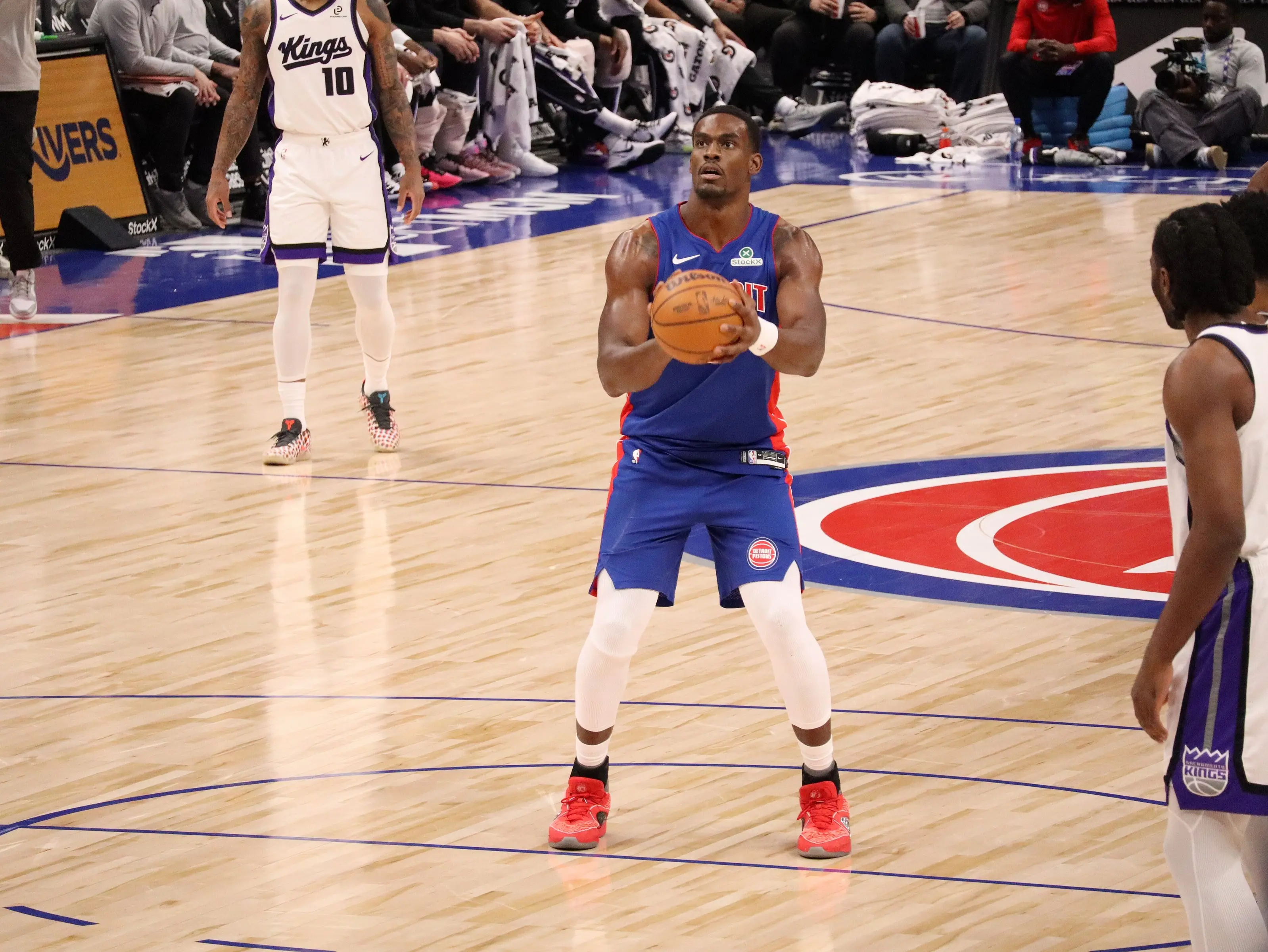 Jalen Duren shooting a free throw for the Detroit Pistons