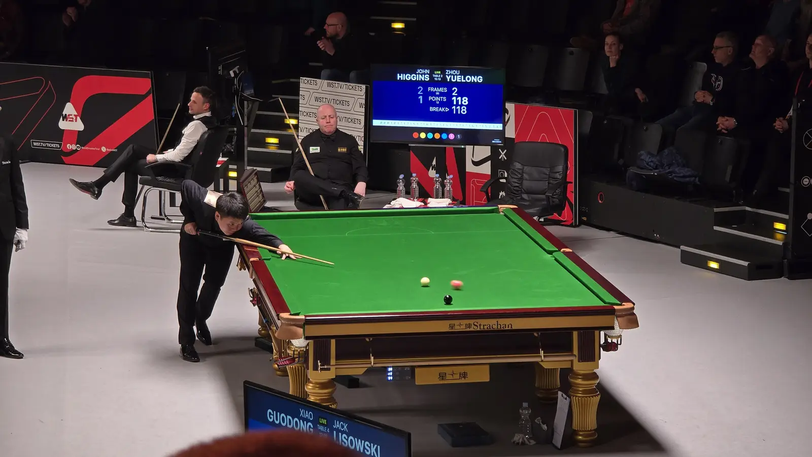 Zhou Yuelong playing John Higgins at a 2026 snooker event